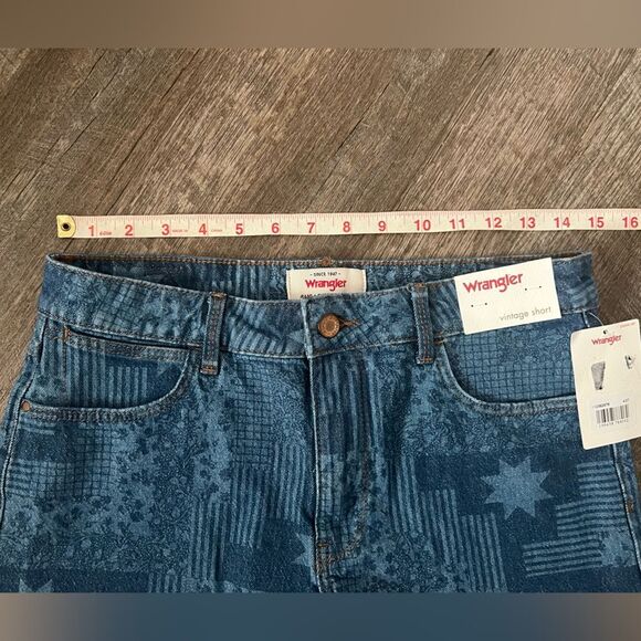 Wrangler Mid-Rise Vintage Short- Size 4 - Picture 4 of 8
